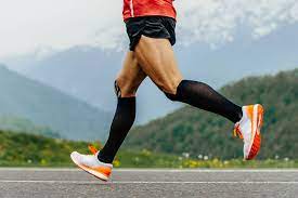 Компресійні шкарпетки/панчохи мають подвійне значення: вони використовуються для занять спортом, а також і в медичних цілях