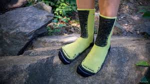Захисні шкарпетки носки в частині стопи і носка конструктивно покриті спеціальним матеріалом, який захищає від механічних пошкоджень. 